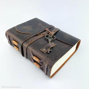 Diario de Cuero Hecho a Mano, Tapa Dura, con Cierre de Llave y Encuadernación Cosida con Hilo, para Regalo - Product Image 1