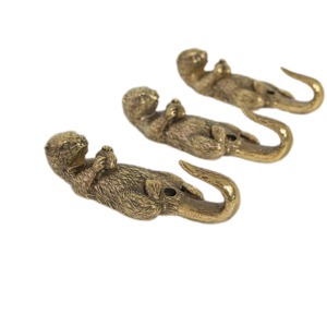 ตะขอแขวนผนังทองเหลืองสะดุดตา ดีไซน์สวยงาม เหมาะสำหรับห้องเด็ก สำนักงาน โรงแรม และร้านอาหาร ของตกแต่งผนังจากอินเดีย - Product Image 1