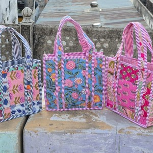 Bolsa de algodón acolchada con estampado floral hecho a mano, diseñada para uso diario reutilizable, con acolchado suave y un interior espacioso. - Product Image 4