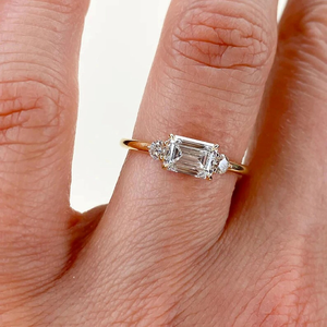 Anillo de compromiso minimalista de oro con moissanita de corte esmeralda y tres piedras, anillo de promesa delicado con piedras laterales redondas - Product Image 4