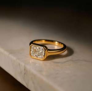 Anillo de compromiso de lujo con moissanita de corte radiante de 3 quilates engastada en bisel, chapado en oro sobre plata 925, banda ancha y gruesa, solitario de aniversario - Product Image 3