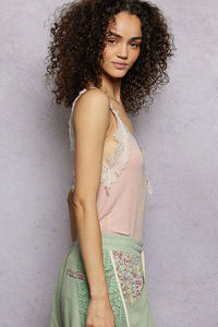 เสื้อสายเดี่ยวคอวีลูกไม้ลายลูกไม้ - Product Image 3