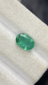 Émeraude naturelle zambienne certifiée IGI, taille ovale, avec une bonne qualité de lustre, pierre précieuse non montée, 2,53 carats - Product Image 3