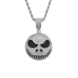 Pendentif plaqué or tendance avec visage orné de diamants, breloque élégante, bijoux unisexe pour un style streetwear moderne - Product Image 1