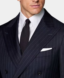 Costume sur mesure 3 pièces de luxe de haute qualité à rayures fines bleu marine pour homme, design moderne à double boutonnage, prix de gros raisonnable - Product Image 4