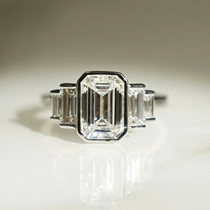 Bague de fiançailles pour femme en platine avec diamant taille émeraude et pierres latérales baguette, style classique - Product Image 1