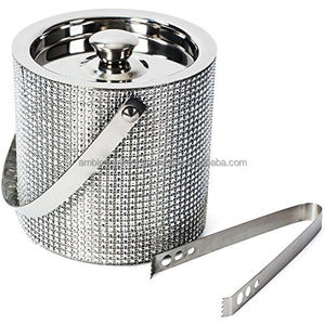 Cubo de hielo metálico duradero con aislamiento de doble pared que mantiene el hielo sólido por más tiempo, perfecto para bares, restaurantes y el hogar. - Product Image 3