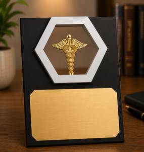 Plaque Médicale Caducée Plaquée Or avec Plaque Gravée pour la Reconnaissance Professionnelle – Plaques Souvenirs en Bois - Product Image 1
