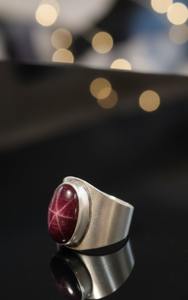 แหวนแต่งงานผู้ชายประดับพลอยสตาร์รูบี้ธรรมชาติทรงวินเทจ ตัวเรือนเงินแท้ 925 ชุบทองคำขาว ประดับด้วยพลอยประจำเดือนกรกฎาคม - Product Image 3