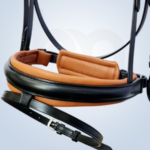 Brida de Doma Personalizada OEM Elegante de Cuero Anatómico de Vacuno y Doble Tono Cognac con Narquera Ancha Acolchada Suave, con Frontal de Cristal - Product Image 4