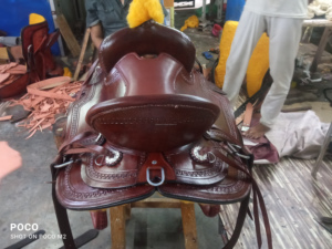 Selle de course de baril Western en cuir véritable personnalisée équestre d'équitation durable d'Inde avec jeu de punaises en gros - Product Image 5