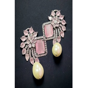 Magnifiques boucles d'oreilles pendantes tendance en laiton plaqué or de qualité supérieure avec zircon CZ pour femmes, collection pour fêtes et mariages - Product Image 1