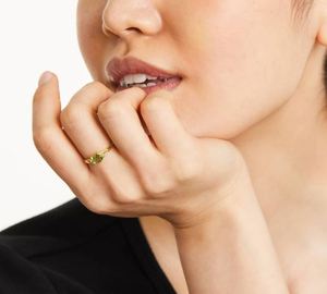 แหวนแต่งงานหรูหราทรงวงรีประดับเพอริดอท เงินแท้ 925 ชุบทองคำขาว ประดับพลอยสีเขียว - Product Image 4