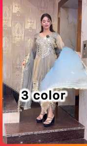 Estilo Dhoti de Moda: Traje de Seda con Bordado Intenso y Trabajo de Espejos - Product Image 2