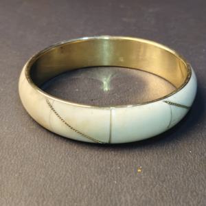 Elegante Brazalete de Hueso con Incrustaciones Diagonales y Detalle de Alambre de Latón Fino – Brazalete Artesanal Minimalista Hecho a Mano – Joyería Étnica Dorada - Product Image 4