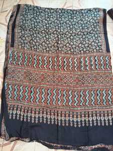 Sari AJRAKH con Estampado Artesanal Natural, Tela de Seda Modal Pura, Materiales de Calidad Premium para Exportación, Disponible en Stock, Venta al Por Mayor - Product Image 1