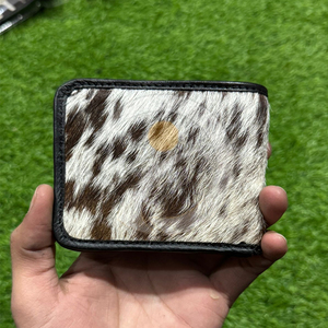 Portefeuille en cuir de vachette premium avec poils, fait main, fin, à double pli, porte-cartes, design professionnel et épuré - Product Image 1