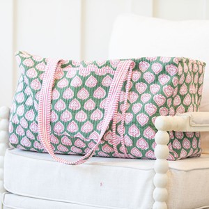 Sac de voyage matelassé en coton rose à motif floral, avec impression de logo sur mesure, idéal pour la nuit ou le week-end, avec fermeture éclair - Product Image 2