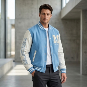 เสื้อแจ็คเก็ตเลตเตอร์แมนสีฟ้าอ่อนสำหรับผู้ชาย ตัวเสื้อผ้าฟลีซ แขนหนังสีขาว ปักลายเสื้อแจ็คเก็ตบอมเบอร์ รับผลิตตามแบบ OEM ODM - Product Image 4