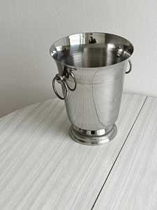 Cubo de Acero de Primera Calidad con Agarre Cómodo - Product Image 1