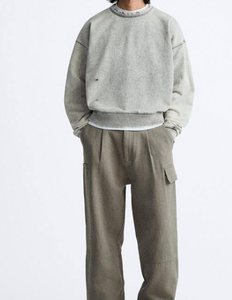 Sweat-shirt pour homme délavé et vieilli, effet vintage, col rond, texture usée, look robuste, inspiré du streetwear, pour un look décontracté quotidien - Product Image 4