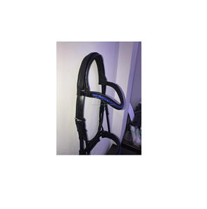 Brida de cuero inglés de alta calidad con banda de nariz y frente de cuero charolado. Brida de cuero para caballo de excelente calidad con banda frontal. - Product Image 2