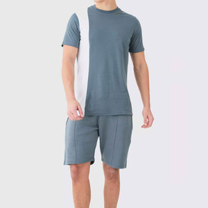 Conjunto de Camiseta y Pantalones Cortos para Hombre, Cuello Redondo, Color Sólido, Transpirable, de Algodón Tejido, Informal, Invernal, con Logotipo Frontal - Product Image 1