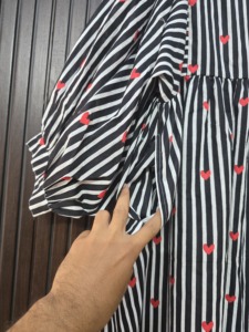 Robe courte trapèze à manches longues pour femme, motif cœurs rayés noir et blanc, col noué, poignets à volants - Product Image 4