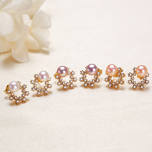 Boucles d'oreilles à clous tendance pour femmes en gros, jolies boucles d'oreilles doubles C en perles d'eau douce - Product Image 2