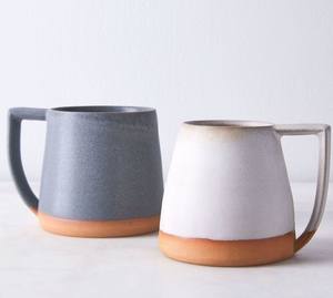 Mug à café en céramique blanche artistique avec motif dessiné à la main, finition lisse, poignée confortable pour le thé, le café, usage quotidien - Product Image 3