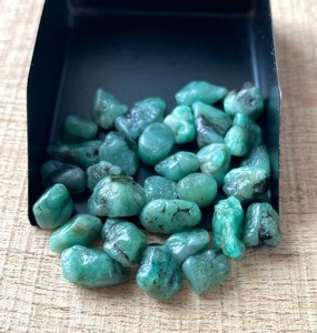 Émeraude naturelle de Zambie, pierre brute, cristal vert, émeraude brute non traitée, fabrication de bijoux, vente en gros, approvisionnement en vrac - Product Image 2