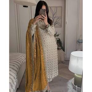 Conjunto de Pantalón y Top con Bordado Georgette y Lentejuelas, con Dupatta, Color Amarillo - Product Image 1