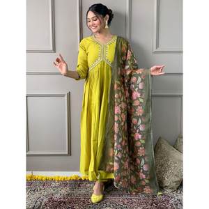 Conjunto de Fiesta Hecho a Mano en Chifón con Top, Pantalón y Dupatta, Talla XL, Cintura Imperio - Product Image 5