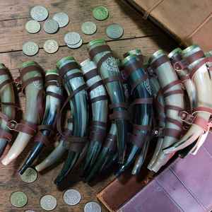 Corne à boire artisanale de qualité supérieure en corne naturelle avec sangle en cuir, réutilisable, style vintage, pour la décoration de bar, au meilleur prix - Product Image 1