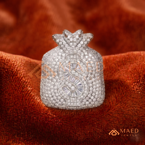 ผลงานชิ้นเอก "ถุงเงิน" – แหวนเงินประดับเพชรทรงบาแกตต์ MAED Jewels: ลายเซ็นถุงเงินทรงบาแกตต์สีเงิน - Product Image 1