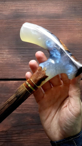 Bâton de marche élégant et pratique en résine et bois, offrant sécurité, confort et une performance durable - Product Image 3