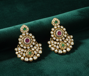 Boucles d'oreilles traditionnelles en pierre Kundan avec finition dorée pour mariages et occasions festives – Fournisseur de bijoux en gros pour le marché export - Product Image 1