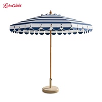 Parasol en polyester à bords ondulés en forme d'éventail avec poteau en fer de style européen et pompons ; Idéal pour l'extérieur, le jardin, la plage, le camping, les marchés et les bords de mer