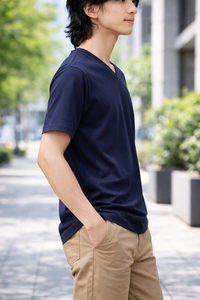 เสื้อคอวีทรงเรโทร แขนสั้น ผ้าถัก พิมพ์ลายดิจิทัล โลโก้ด้านหน้า โพลีเอสเตอร์ 100% ดีไซน์เรียบง่าย เสื้อผู้ชายลำลองทรงหลวม - Product Image 3