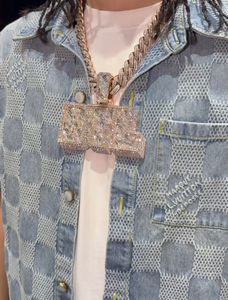 Pendentif en argent de luxe avec lettre graffiti audacieuse en diamant de laboratoire, bijou hip-hop pour femme, idéal pour le streetwear, les soirées et la mode haut de gamme - Product Image 2