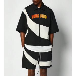Ensemble survêtement personnalisé avec logo, veste légère en polyester à blocs de couleur brodés et short, ensemble coupe-vent en nylon élastique - Product Image 1