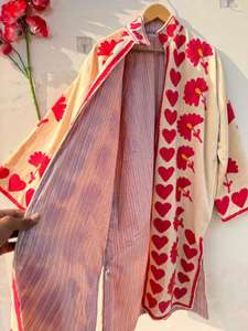 Chaqueta larga de terciopelo SUZANI con bordado floral tradicional de alta calidad. |   Abrigo de invierno bohemio con bordado floral a precio de mayoreo - Product Image 3