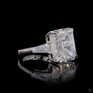 Anillo de compromiso con diamante cultivado en laboratorio de corte esmeralda de 14.05 quilates en oro blanco de 18 quilates, conjunto nupcial de media eternidad - Product Image 1