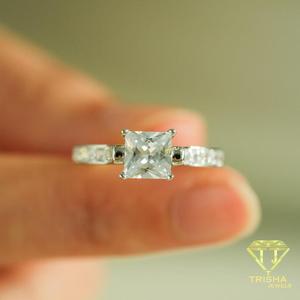 Anillo de compromiso solitario de diamante cultivado en laboratorio con corte princesa de lujo, plata de ley, joyería fina clásica, regalo para mujer - Product Image 1