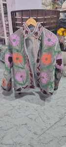 Manteau en velours brodé artisanal avec des fleurs orange et violettes audacieuses - Product Image 2