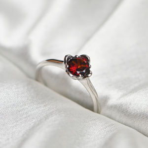 Bague de fiançailles et de mariage classique en argent sterling 925 avec grenat rouge et serti à griffes, motif floral - Cadeau pierre de naissance de janvier pour elle - Product Image 3