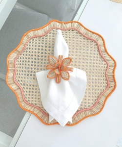 Anillos para servilletas de ratán con forma floral naranja, ideales para una organización minimalista de la mesa, mantienen las servilletas perfectamente dispuestas y con un aspecto organizado. - Product Image 6