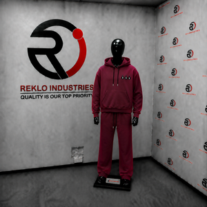 Conjunto Deportivo para Hombre con Logotipo de Bolsa de Dinero Color Granate, Sudadera con Capucha Premium y Pantalones Jogger, Ropa Deportiva Casual - Product Image 3