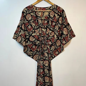 Vestido Kaftán sin Mangas de Algodón con Estampado Floral Tropical, Estilo Casual de Verano para Mujer, Disponible en Stock, Inspirado en las Islas del Pacífico Asiático - Product Image 1