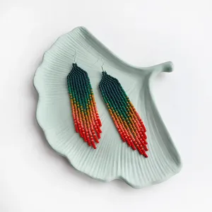 Mayorista SATYA ENTERPRISES: Pendientes Largos de Estilo Bohemio con Cuentas Verdes, Rojas y Coral, con Flecos Degradados y Efecto Ombre - Product Image 2